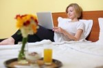 Les Françaises passent en moyenne 6h50 par mois sur les réseaux sociaux.