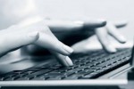 Facebook, Twitter, YouTube... contre les seins, mais pas contre les racistes ?