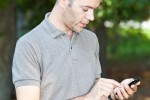 Même en plein été, les Français demeurent fidèles à leur téléphone portable.
