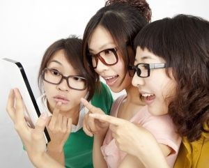 Les femmes sont majoritaires parmi les internautes qui fréquentent les réseaux sociaux.