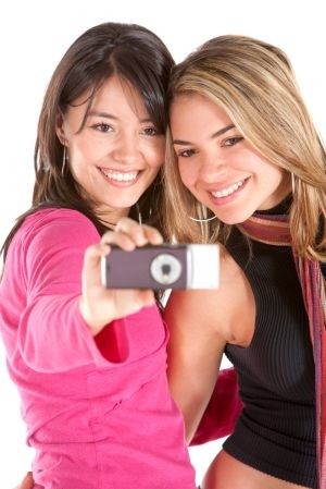 Les jeunes sont les plus prompts à se prendre en photo puis à les partager sur les réseaux sociaux.