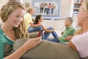 L'activité préférée des jeunes sur leur téléphone portable demeure l'envoi de SMS.