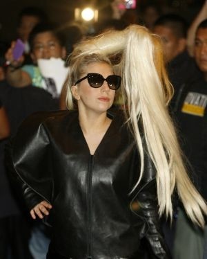 Lady Gaga parle escarpins avec ses abonnés.
