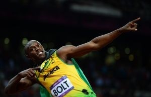 Usain Bolt fête sa victoire au 100m, le 5 août 2012 à Londres.