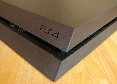 Angle de la PS4 avec logo