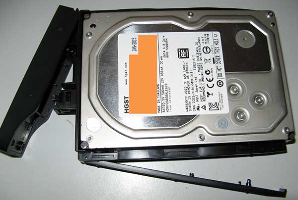 Disque dur HGST Desktar NAS 6To dans un tiroir du DS1815+