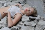Capture d'écran du clip 'Miley Cyrus - Wrecking Ball'