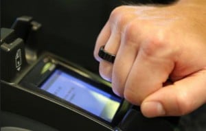 photo-Visa-bague-NFC-paiement-sansecontact-precommandes_1472331921_300x