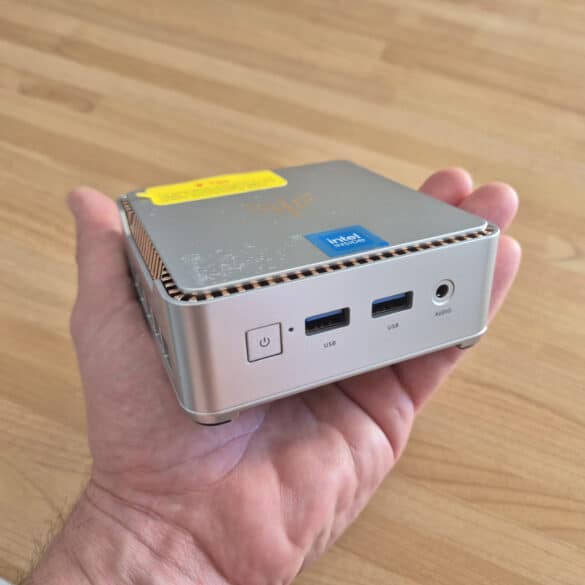 Mini PC NiPoGi E2 dans une main