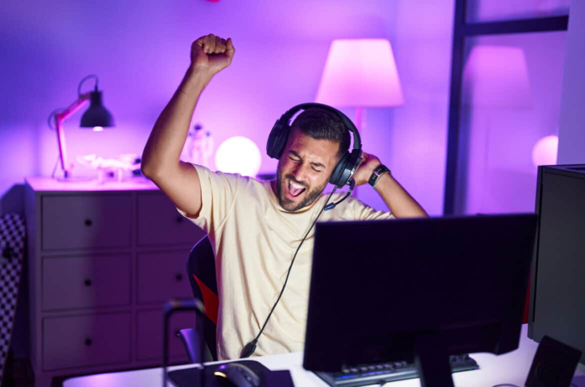 un homme portant des écouteurs et levant le poing