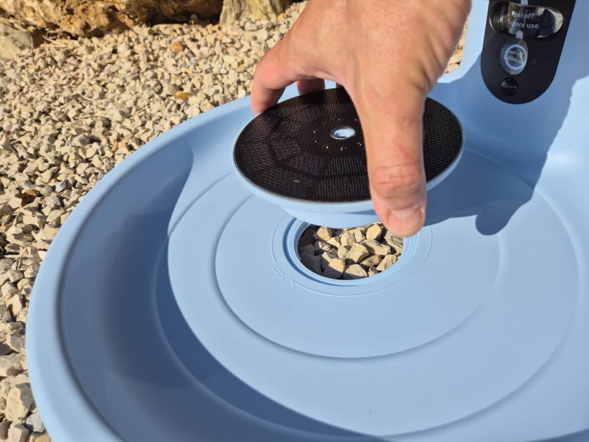 Main tenant la fontaine solaire