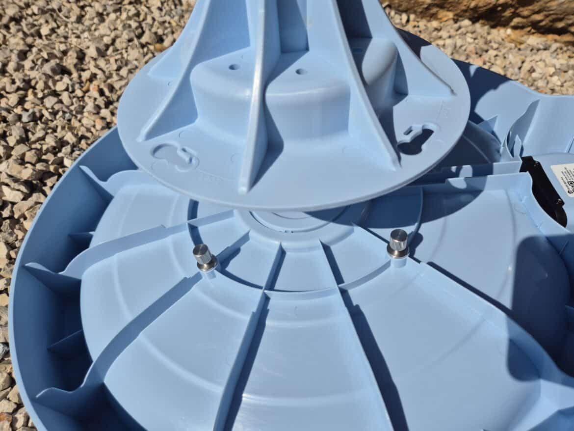 Base en plastique bleu, vis visibles