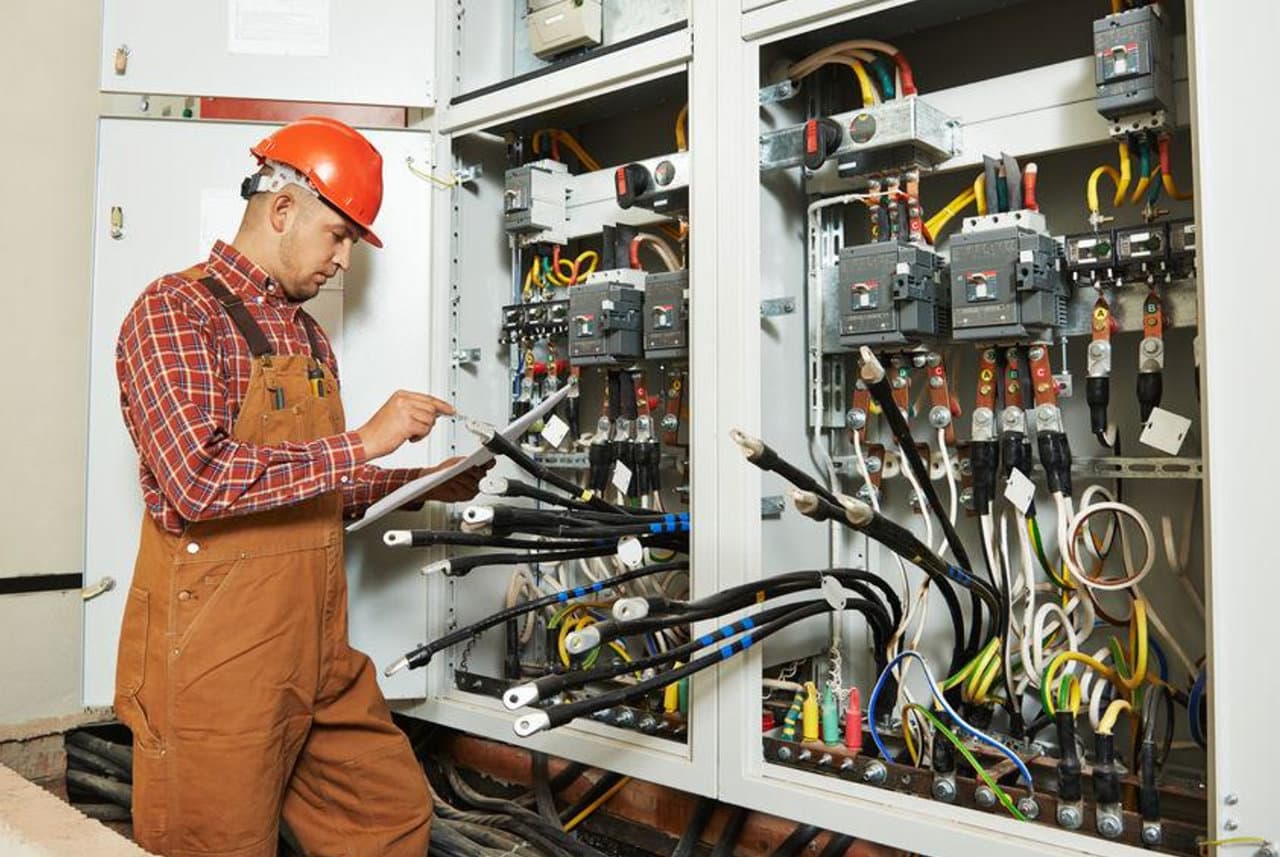 Rénovation électrique : comment choisir un électricien fiable ?