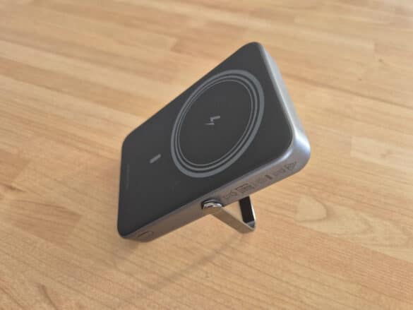 La UGREEN Uno sur son pied