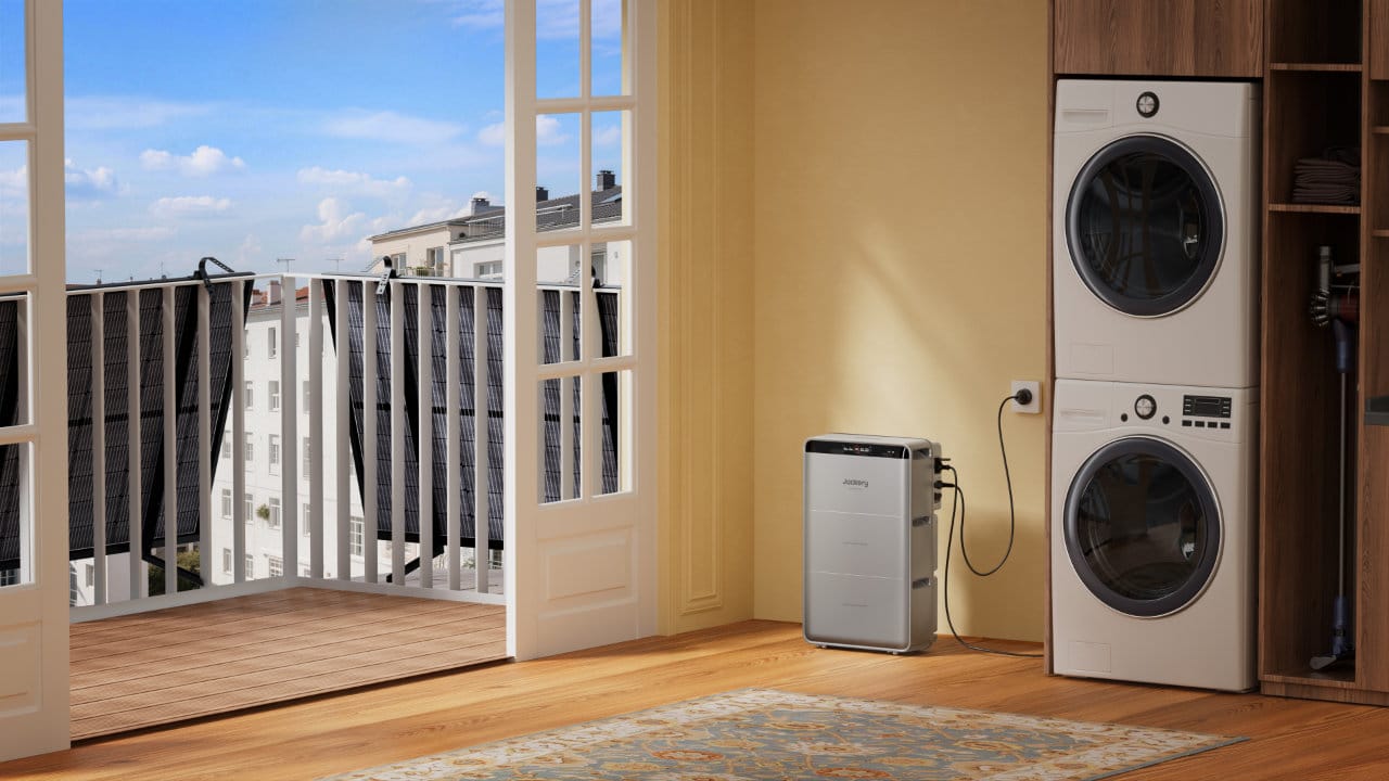 SolarVault 3 dans un appartement avec panneaux solaires sur balcon.