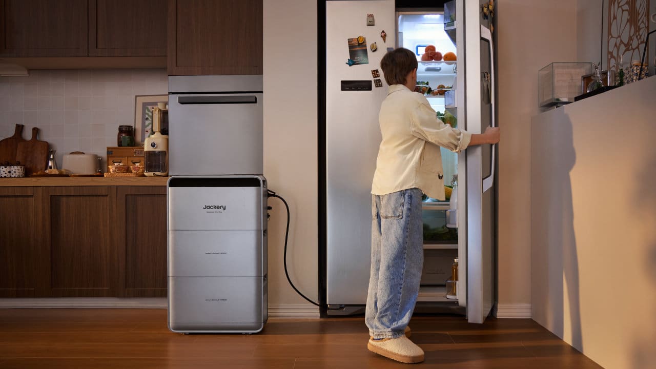 Personne regardant dans un réfrigérateur alimenté par batterie solaire.