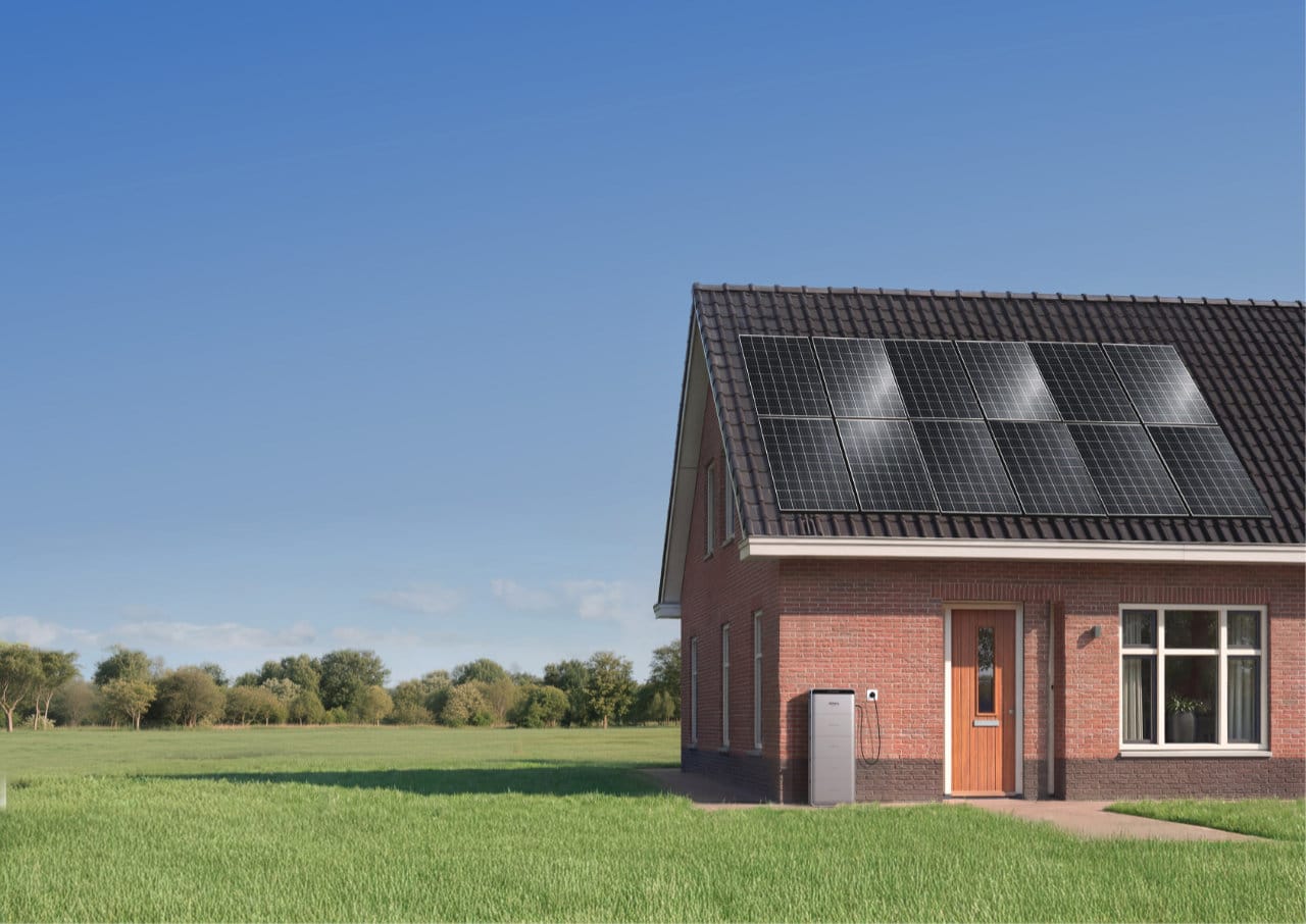 Maison avec panneaux solaires sur toit