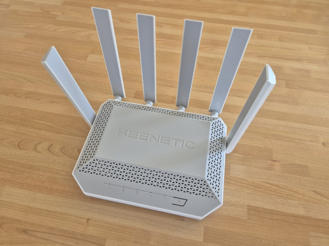 Modem 5G Keenetic Hero avec antennes branchées.